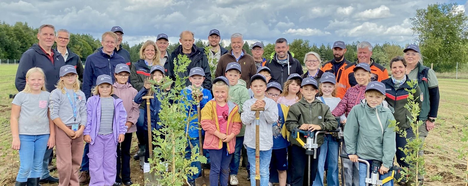 Jubiläumswald „80 Jahre Schleswig-Holstein“: Kinder pflanzen mit Ministerpräsident Daniel Günther Bäume für die Zukunft